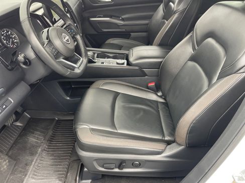 Used 2023 Nissan Pathfinder SL w/ Black Appearance Package image 10