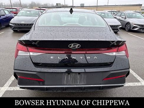 Used 2024 Hyundai Elantra SEL image 4