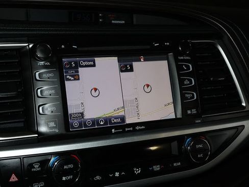 Used 2019 Toyota Highlander Limited Platinum AWD/4WD image 22