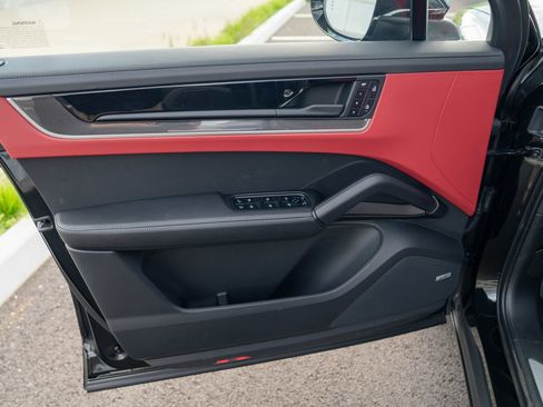 Certified 2025 Porsche Cayenne E-Hybrid AWD/4WD image 10