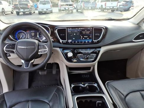 Used 2023 Chrysler Pacifica Limited image 11