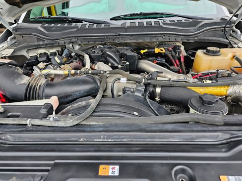 Used 2017 Ford F550 4x4 Regular Cab Super Duty image 5