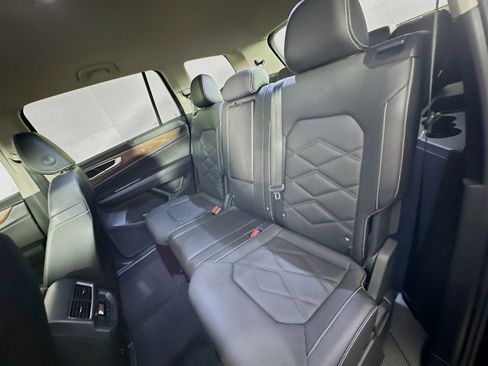 Used 2025 Volkswagen Atlas SE image 27