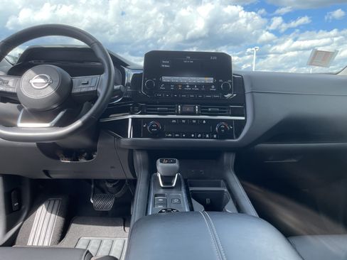 Used 2025 Nissan Pathfinder SL AWD/4WD image 15