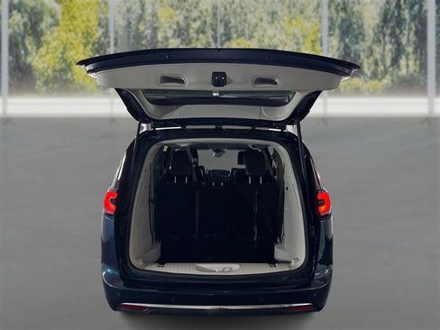 Used 2023 Chrysler Pacifica Touring-L w/ Uconnect Theater Family Group FWD image 13