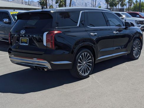 Used 2023 Hyundai Palisade Calligraphy FWD image 2