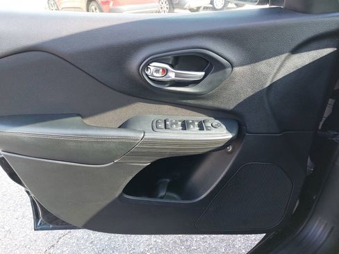 Used 2016 Jeep Cherokee Sport image 27