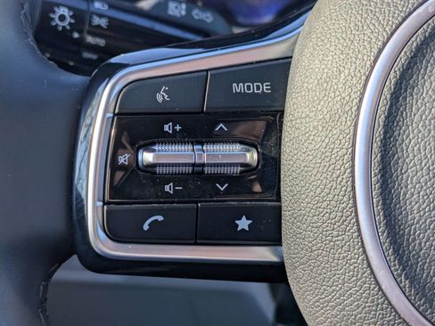 Used 2024 Kia Carnival EX image 15