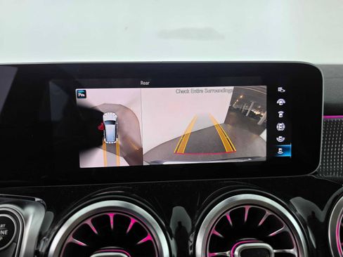 Used 2021 Mercedes-Benz GLB 250 image 26