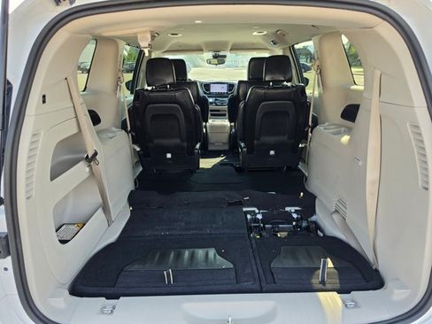 Used 2024 Chrysler Pacifica Touring-L FWD image 17