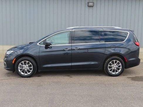 Used 2021 Chrysler Pacifica Touring-L AWD/4WD image 9