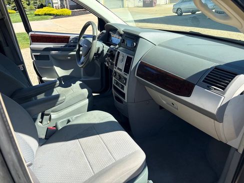 Used 2010 Chrysler Town & Country Touring FWD image 10