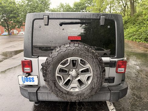 Used 2017 Jeep Wrangler Unlimited Rubicon w/ Connectivity Group AWD/4WD image 4