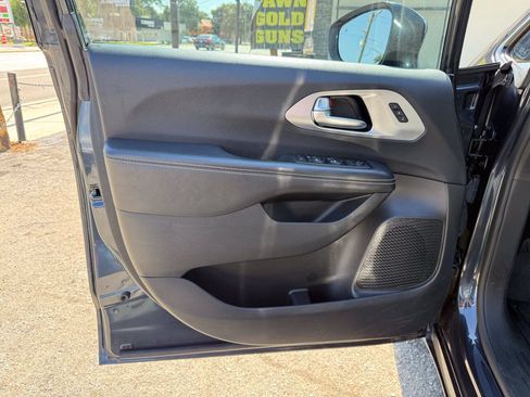 Used 2020 Chrysler Pacifica Touring-L AWD/4WD image 11