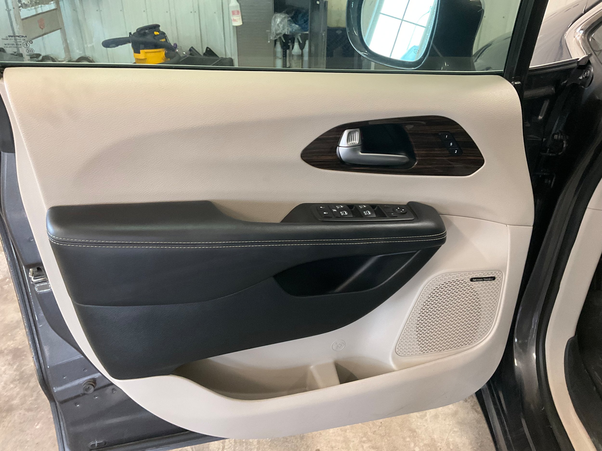 Used 2022 Chrysler Pacifica Limited AWD/4WD image 9