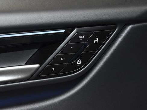 Certified 2025 Porsche Macan Electric image 8