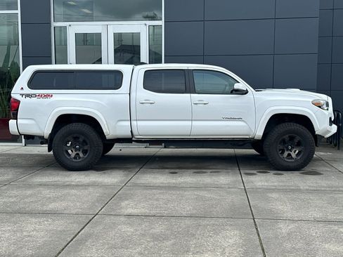 Used 2018 Toyota Tacoma TRD Sport w/ Technology Package image 2