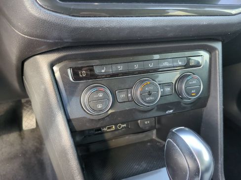 Used 2018 Volkswagen Tiguan SEL FWD image 28