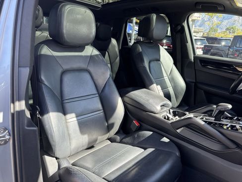 Used 2020 Porsche Cayenne S image 33