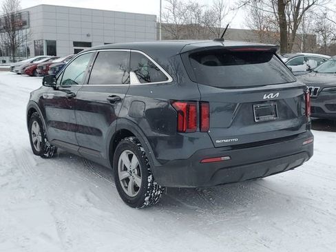 Used 2023 Kia Sorento LX image 3