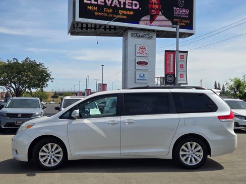 Used 2014 Toyota Sienna Limited w/ Limited Premium Package AWD/4WD image 4
