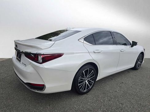 Used 2025 Lexus ES 300h w/ Premium Package image 3