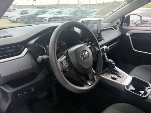 Used 2021 Toyota RAV4 LE AWD/4WD image 33