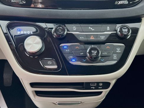 Used 2020 Chrysler Pacifica Touring-L FWD image 15