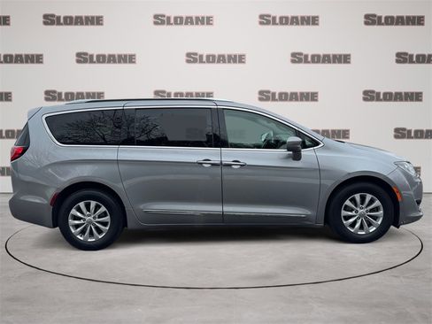 Used 2020 Chrysler Pacifica Touring-L image 6