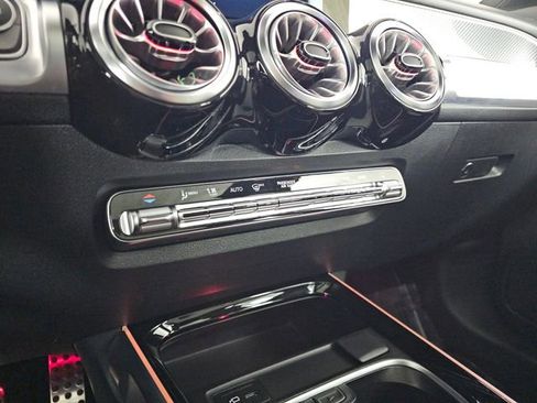 Used 2022 Mercedes-Benz GLB 250 4MATIC image 31