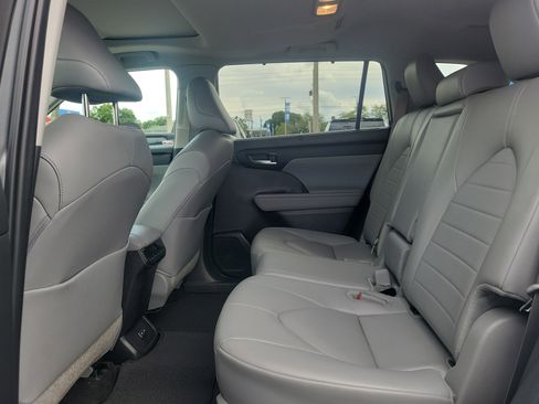 Used 2024 Toyota Highlander XLE FWD image 17