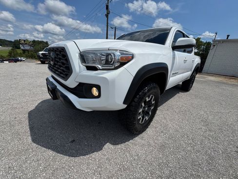 Used 2021 Toyota Tacoma TRD Off-Road image 2