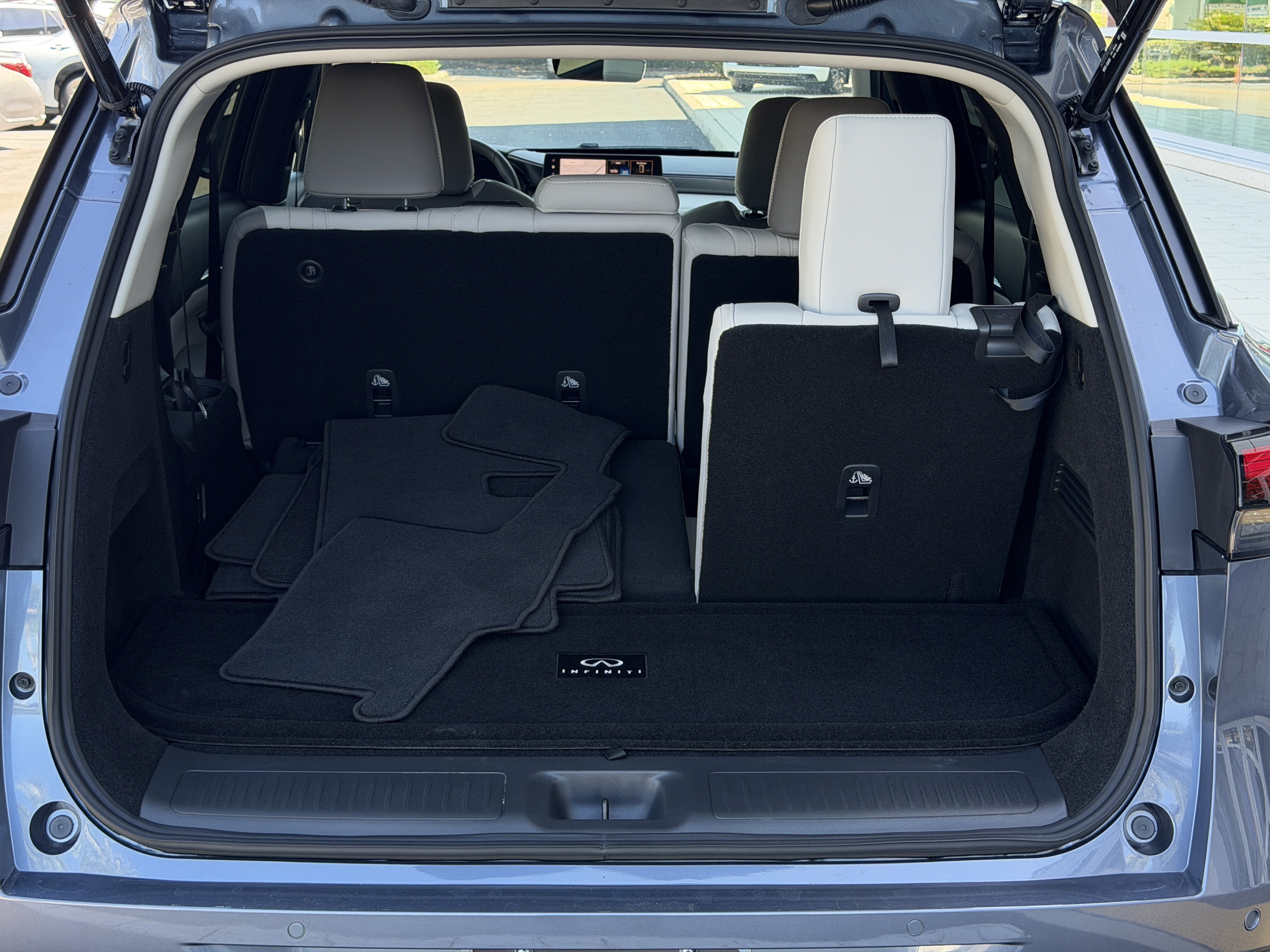 Certified 2027 INFINITI QX60 Luxe w/ Cargo Package FWD image 11