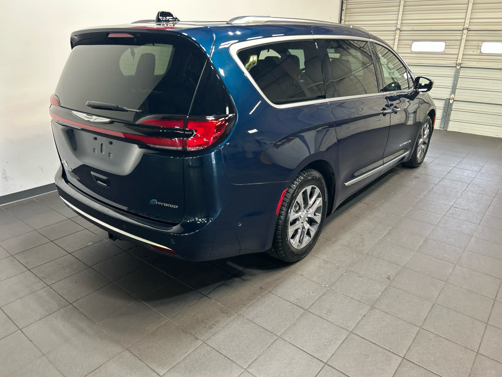Used 2023 Chrysler Pacifica Pinnacle FWD image 3