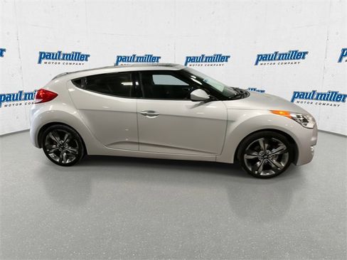 Used 2017 Hyundai Veloster Value Edition image 13