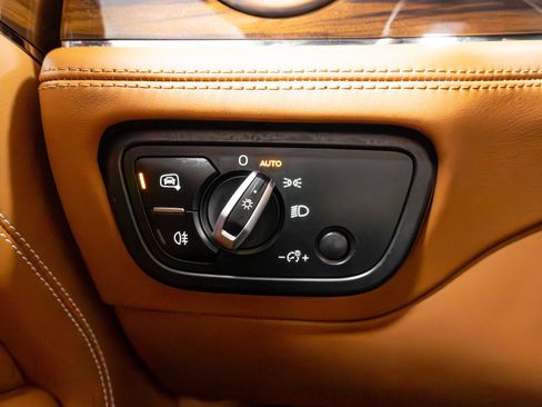 Used 2019 Bentley Bentayga image 52