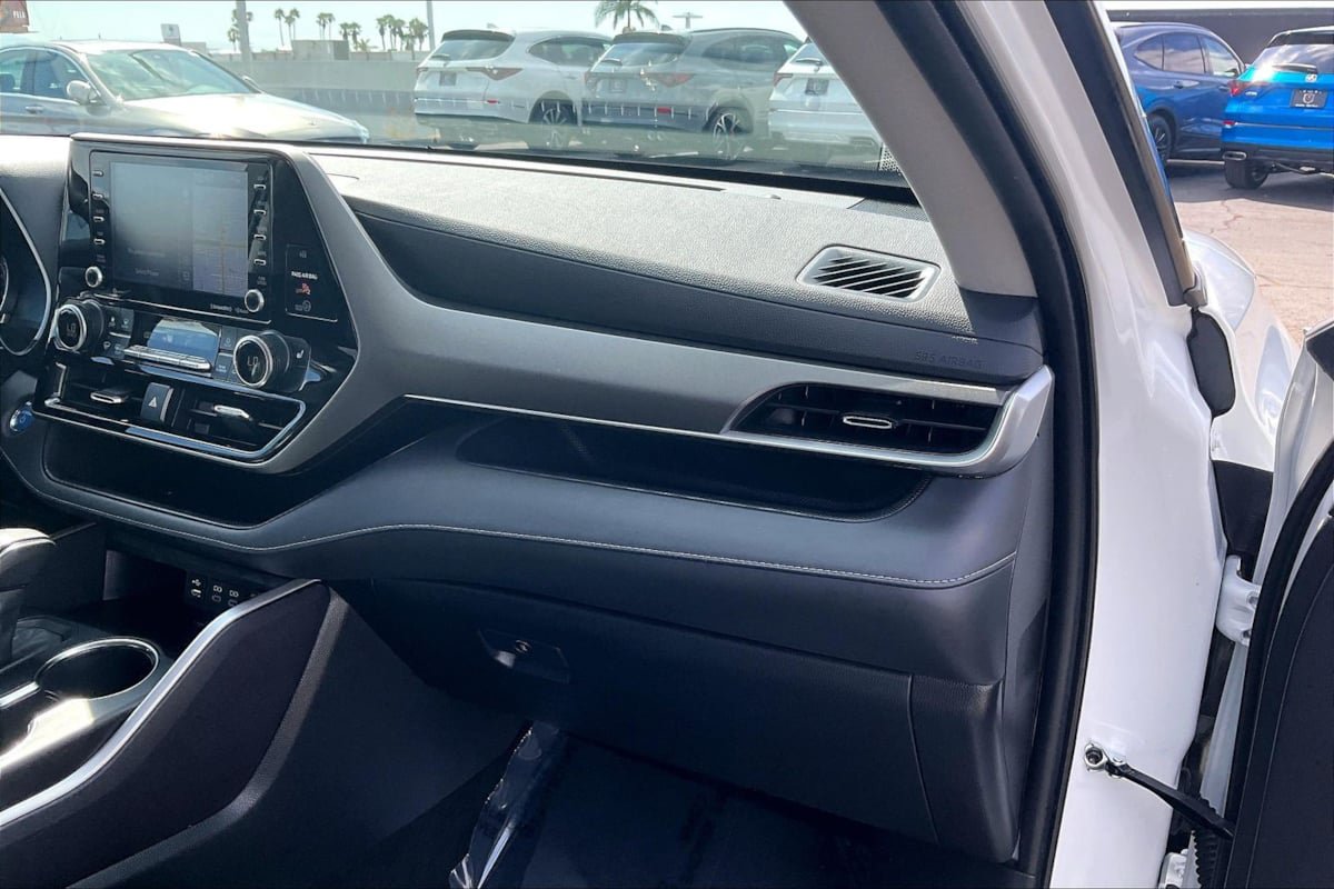 Used 2022 Toyota Highlander XLE AWD/4WD image 13