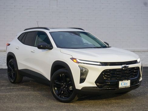 Used 2025 Chevrolet Trax ACTIV w/ Sunroof Package image 2