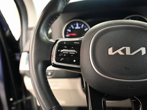 Used 2022 Kia Carnival LX image 24