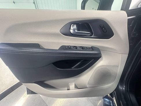 Used 2022 Chrysler Pacifica Touring-L FWD image 19