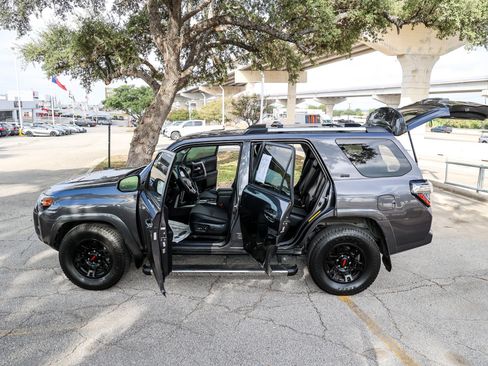 Used 2022 Toyota 4Runner SR5 Premium w/ Moonroof Package RWD image 11
