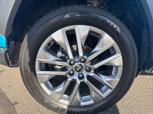 Used 2021 Toyota RAV4 XLE Premium image 9