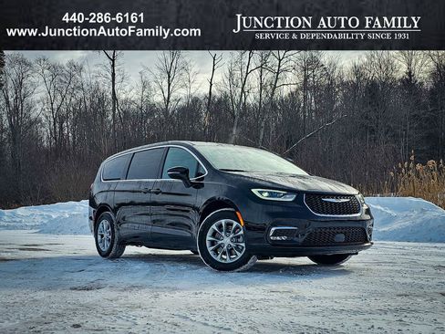 New 2026 Chrysler Pacifica Select image 1