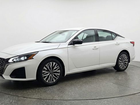 Used 2025 Nissan Altima 2.5 SV image 3