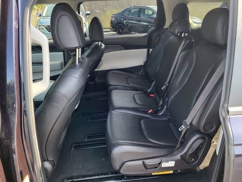 Used 2022 Kia Carnival LX FWD image 12