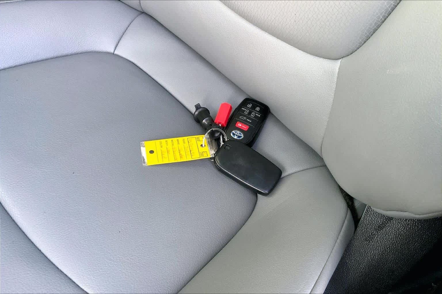 Used 2024 Toyota Sienna XLE FWD image 13