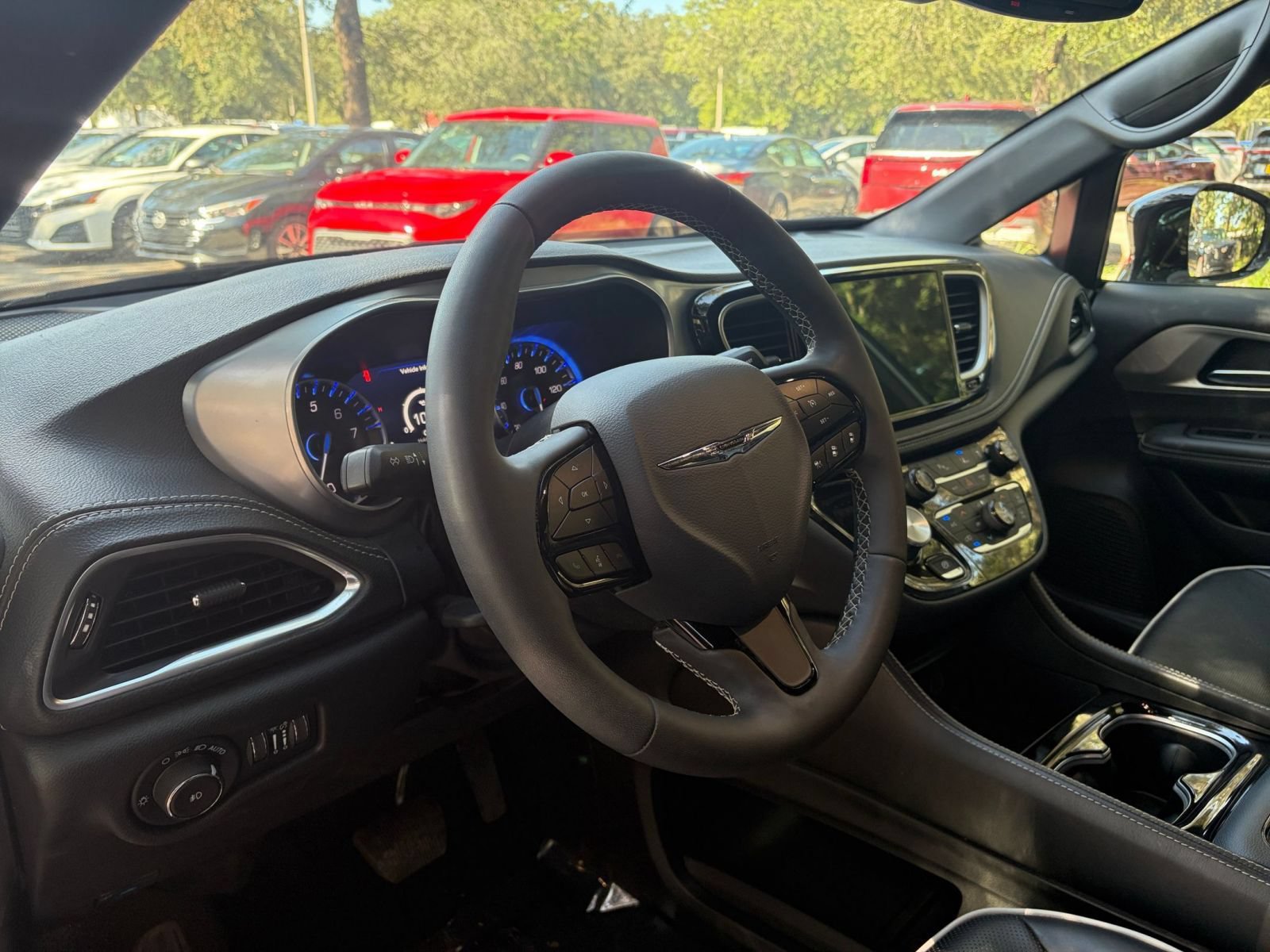 Used 2025 Chrysler Pacifica Limited FWD image 38