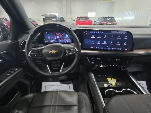 Used 2025 Chevrolet Suburban High Country AWD/4WD image 10