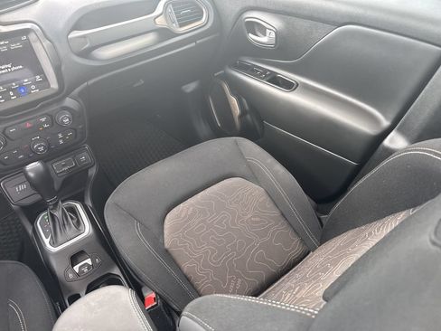 Used 2023 Jeep Renegade Latitude w/ Sun/Sound Group AWD/4WD image 27