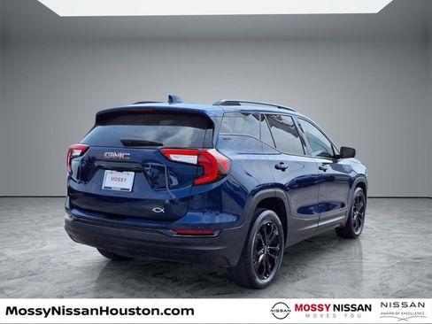 Used 2022 GMC Terrain SLT w/ Elevation Edition image 7